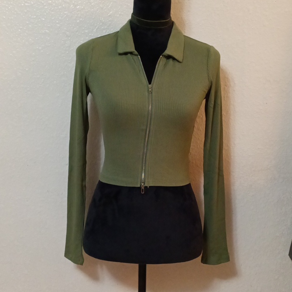 NWT Better Be women's crop top with zipper and long sleeves color olive green